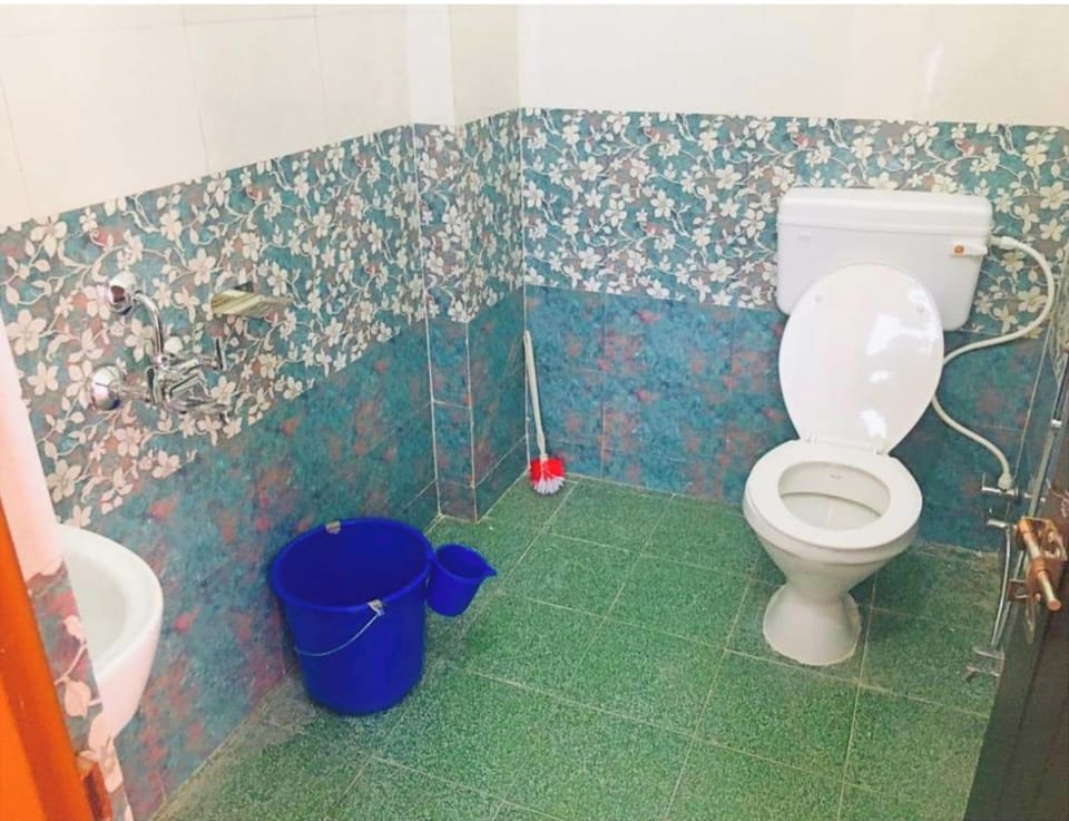 Standard Double Room | Bathroom | Shower, rainfall showerhead, slippers, towels