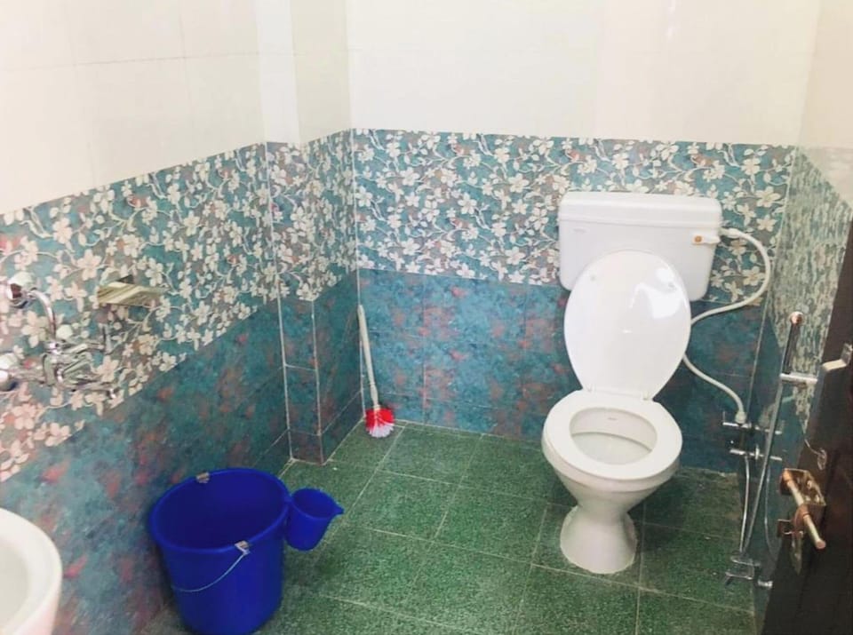Standard Triple Room | Bathroom | Shower, rainfall showerhead, slippers, towels