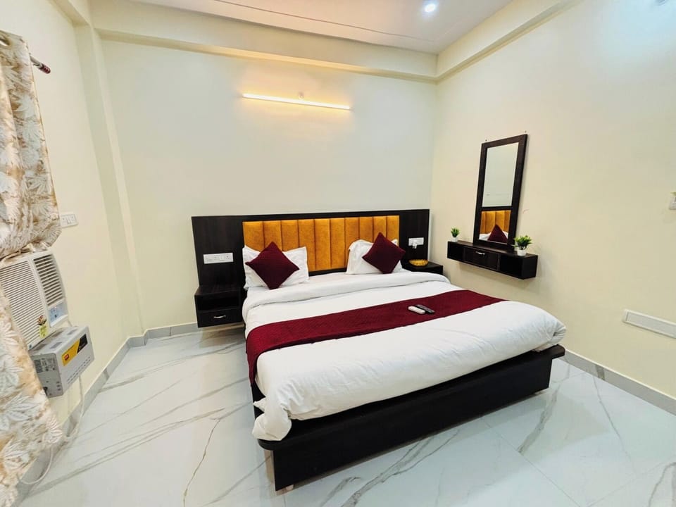 Deluxe Double Room, Balcony, City View | Egyptian cotton sheets, premium bedding, in-room safe