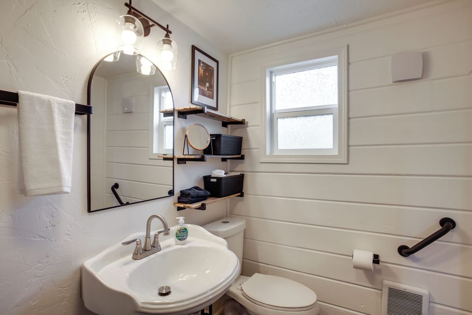 Unit 1: Historic Studio, Easy Hwy 195 Access Apartment in Spokane