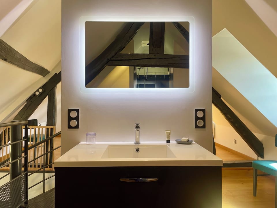 Deluxe Apartment, City View | Interior