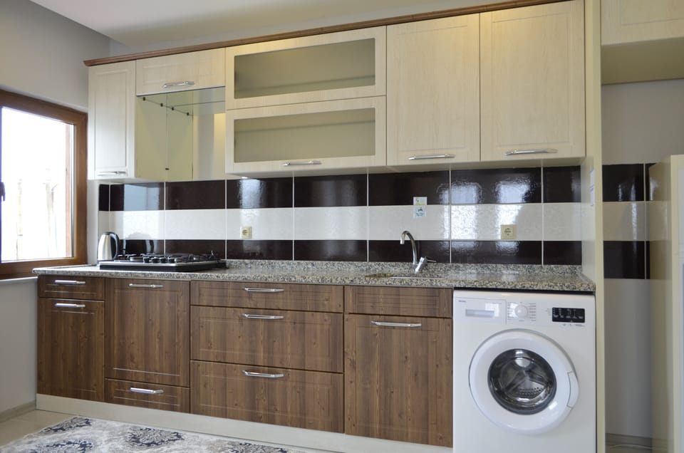 Family Room, Multiple Beds, Lake View | Private kitchen | Fridge, stovetop, cookware/dishes/utensils