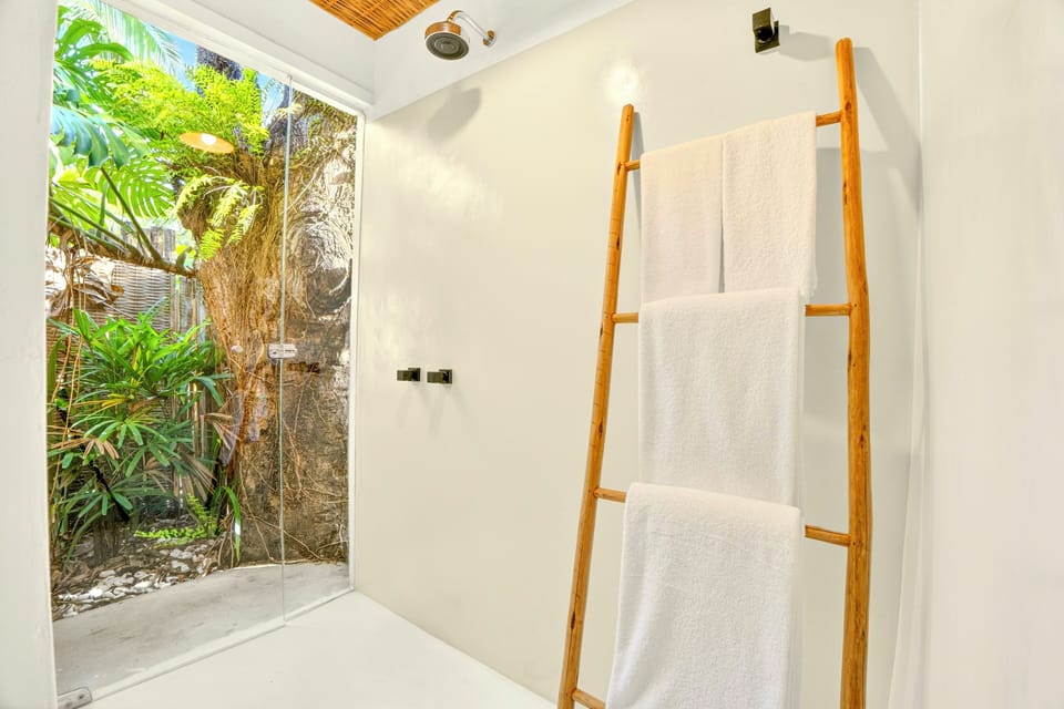 Deluxe Double Room, Lanai, Garden View | Bathroom | Shower, hair dryer, towels, soap