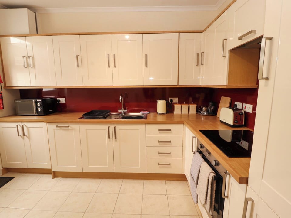 Cottage | Private kitchen | Dishwasher, cookware/dishes/utensils