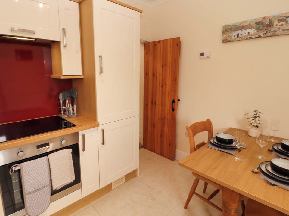 Cottage | Private kitchen | Dishwasher, cookware/dishes/utensils