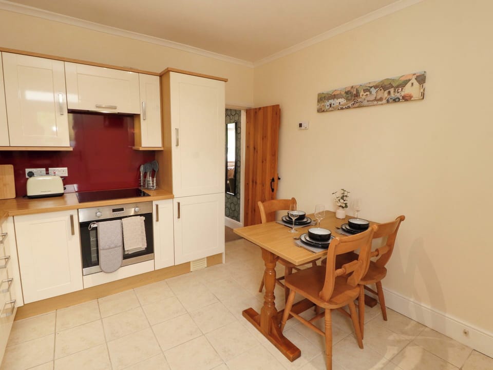 Cottage | Private kitchen | Dishwasher, cookware/dishes/utensils