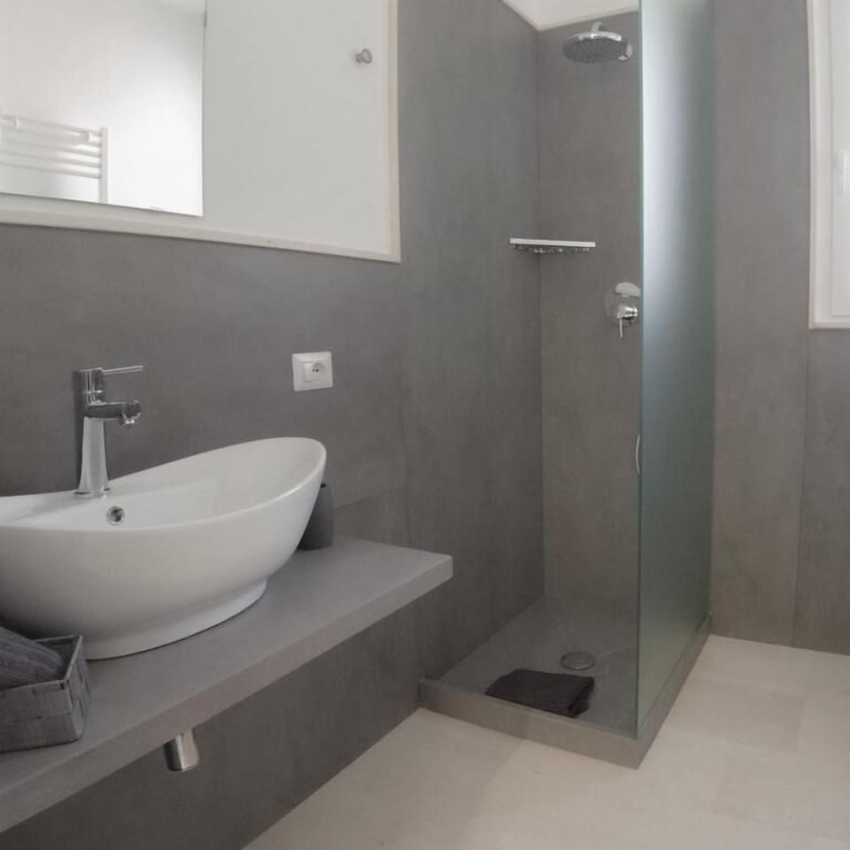 Comfort Double Room, City View | Bathroom | Shower, free toiletries, hair dryer, bathrobes