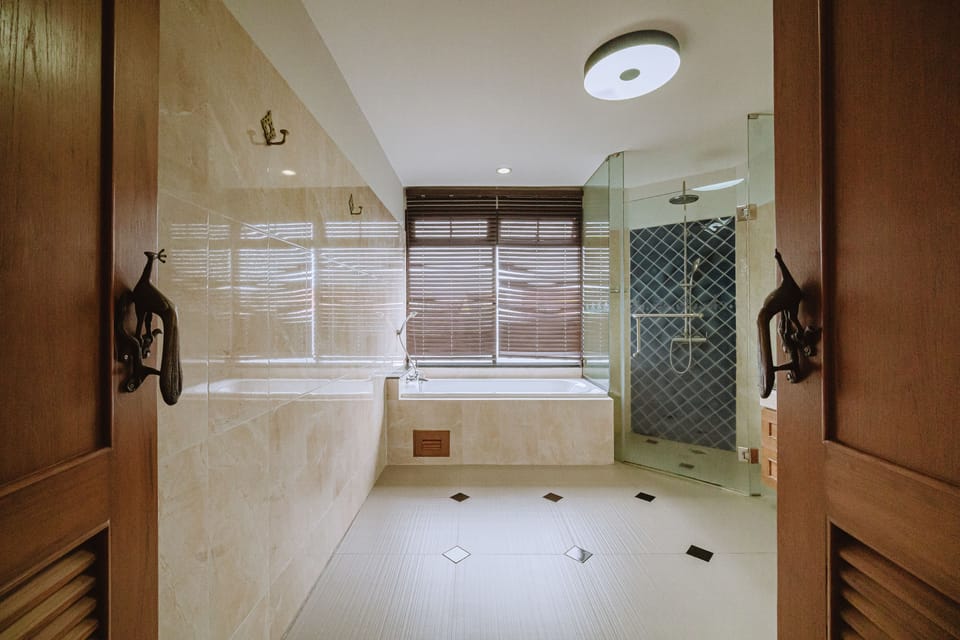 Grand Deluxe Pool View with Bathtub | Premium bedding, minibar, in-room safe, desk