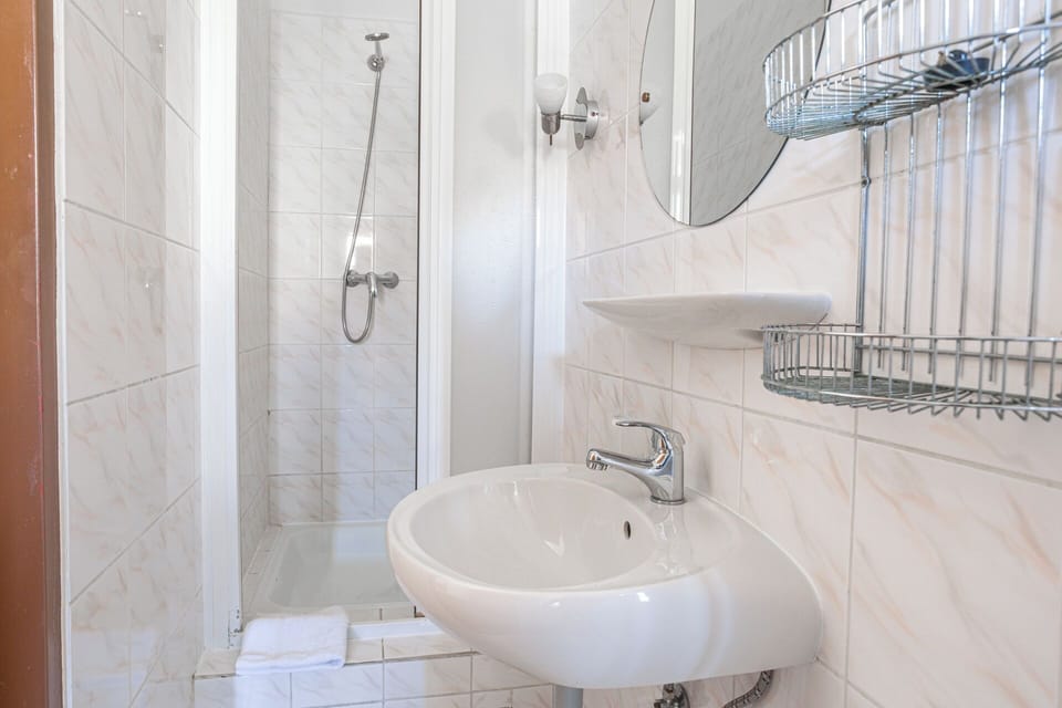 Twin Room | Bathroom | Free toiletries, towels, soap, shampoo