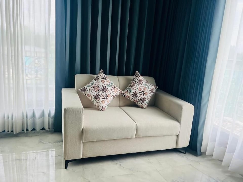 Executive Double Room, Balcony, Garden View | Living area