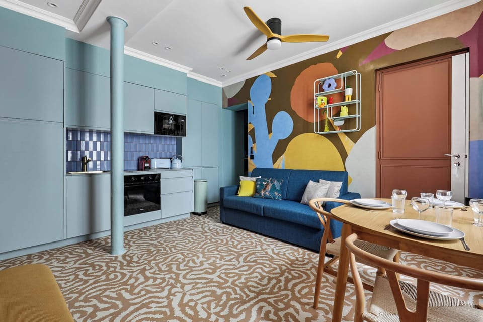 Salon confortable avec un canapé convertible, TV et table à manger. Cuisine équipée 