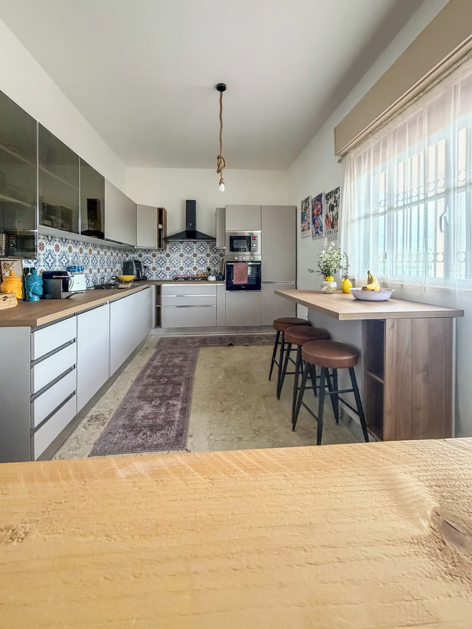 Full-size fridge, microwave, oven, stovetop