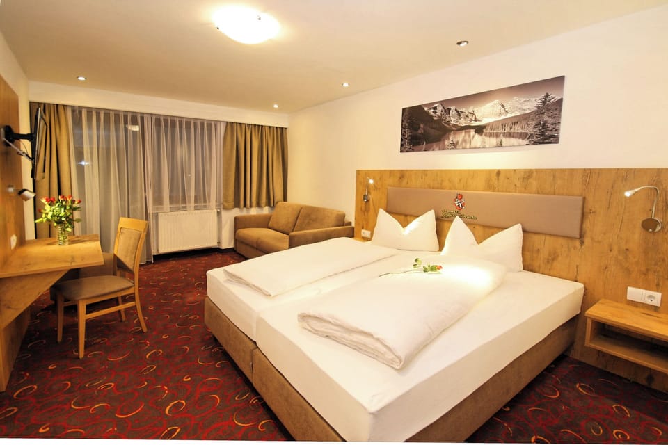 Standard Suite, Balcony, Mountain View | In-room safe, blackout drapes, free WiFi, bed sheets