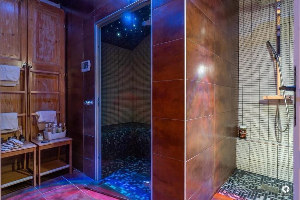 Steam room 