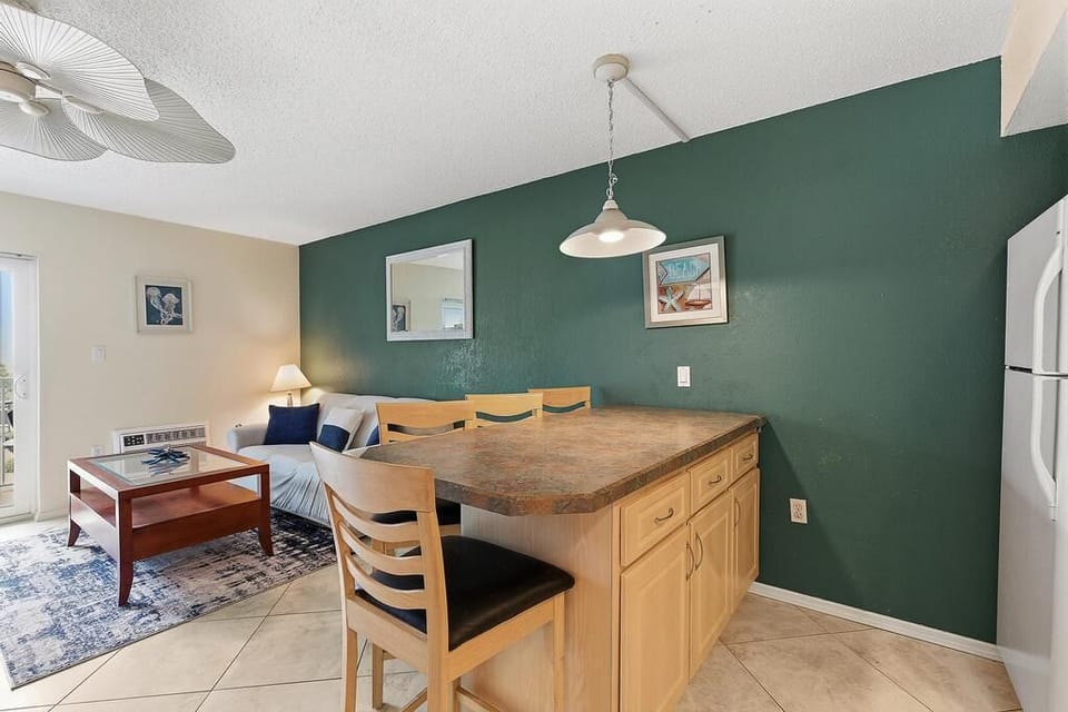 Condo (Mariner's Cove 405) | Interior