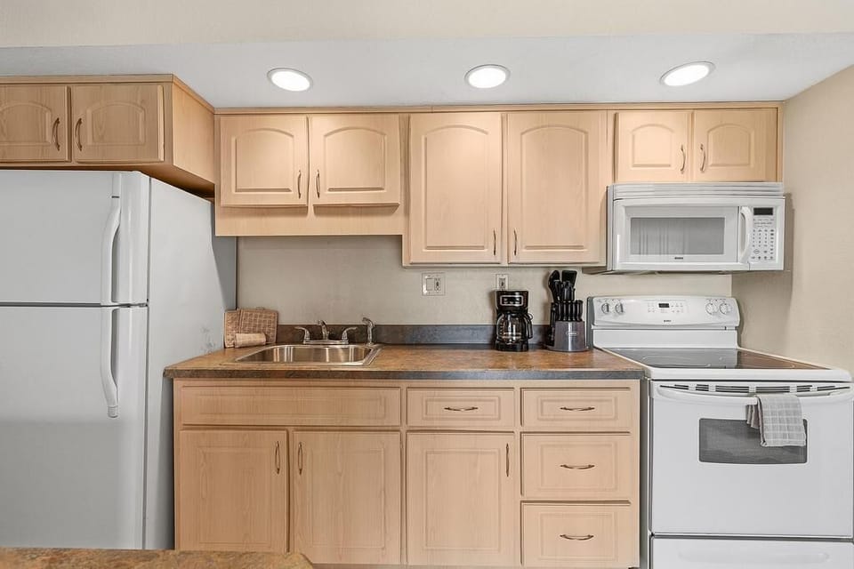 Condo (Mariner's Cove 405) | Private kitchen