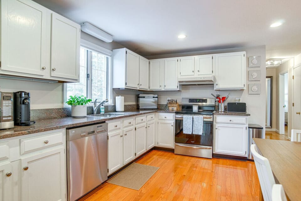 Kitchen | Stainless Steel Appliances | Corner Layout