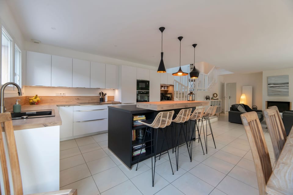 Cook and entertain in the modern kitchen, equipped with everything you need.