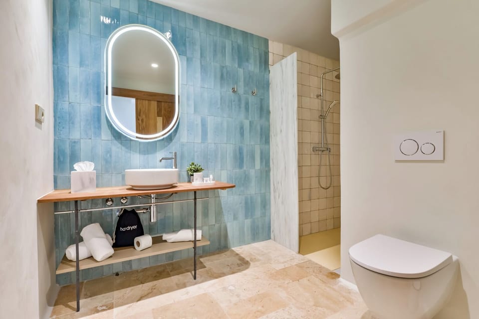 Deluxe Double Room, Balcony, Sea View | Bathroom | Shower, hair dryer, towels, soap