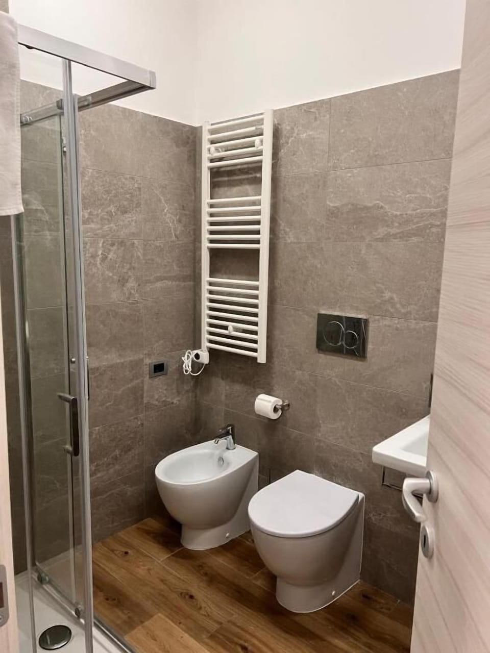 Shower, free toiletries, hair dryer, bidet