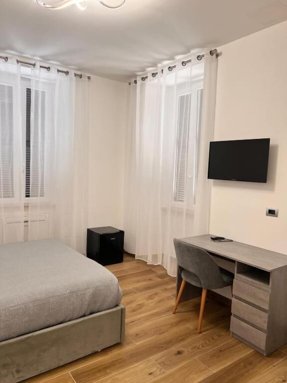 Desk, laptop workspace, free WiFi