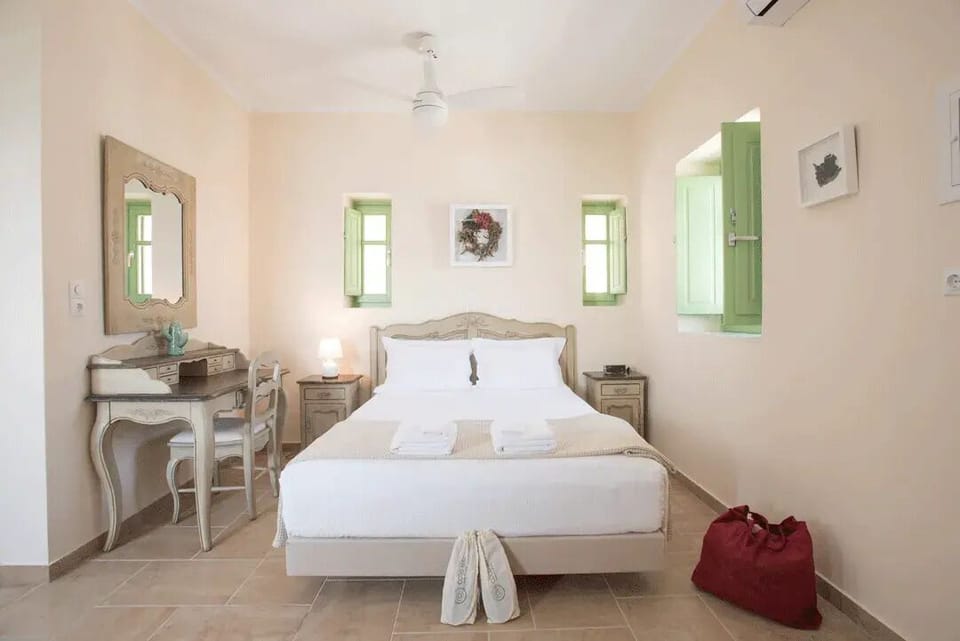 Deluxe Studio, Sea View | In-room safe, desk, laptop workspace, soundproofing