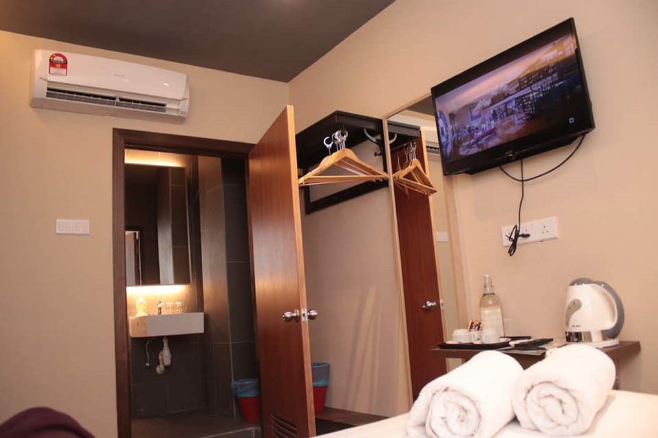 Standard Double without window | Premium bedding, iron/ironing board, free WiFi, bed sheets