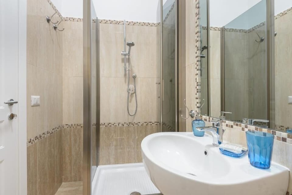 Camera Foro Romano | Bathroom | Shower, free toiletries, hair dryer, bidet