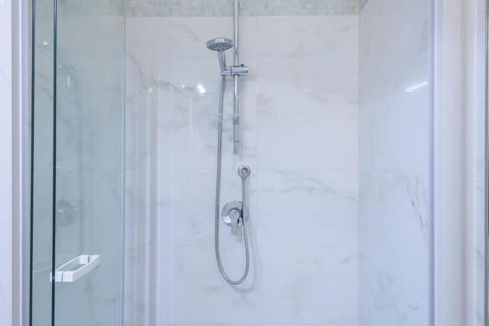 Shower, free toiletries, hair dryer, bidet
