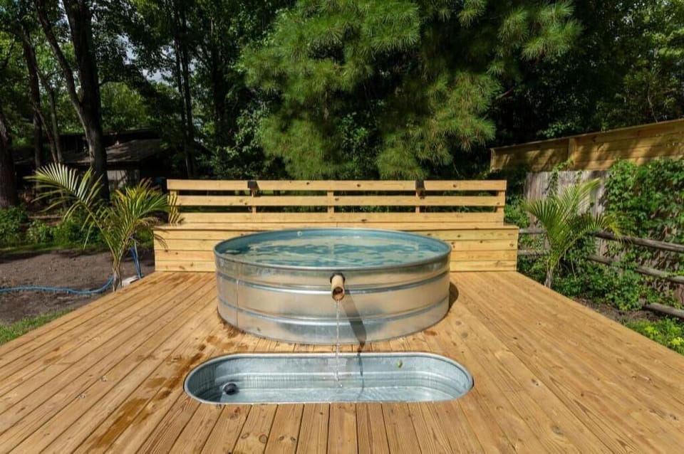 Outdoor spa tub