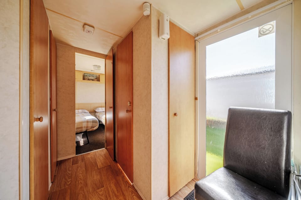 Cayton Bay Caravan for 6, Pet Friendly & Parking Cabin in England