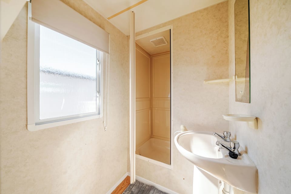 Cayton Bay Caravan for 6, Pet Friendly & Parking Cabin in England