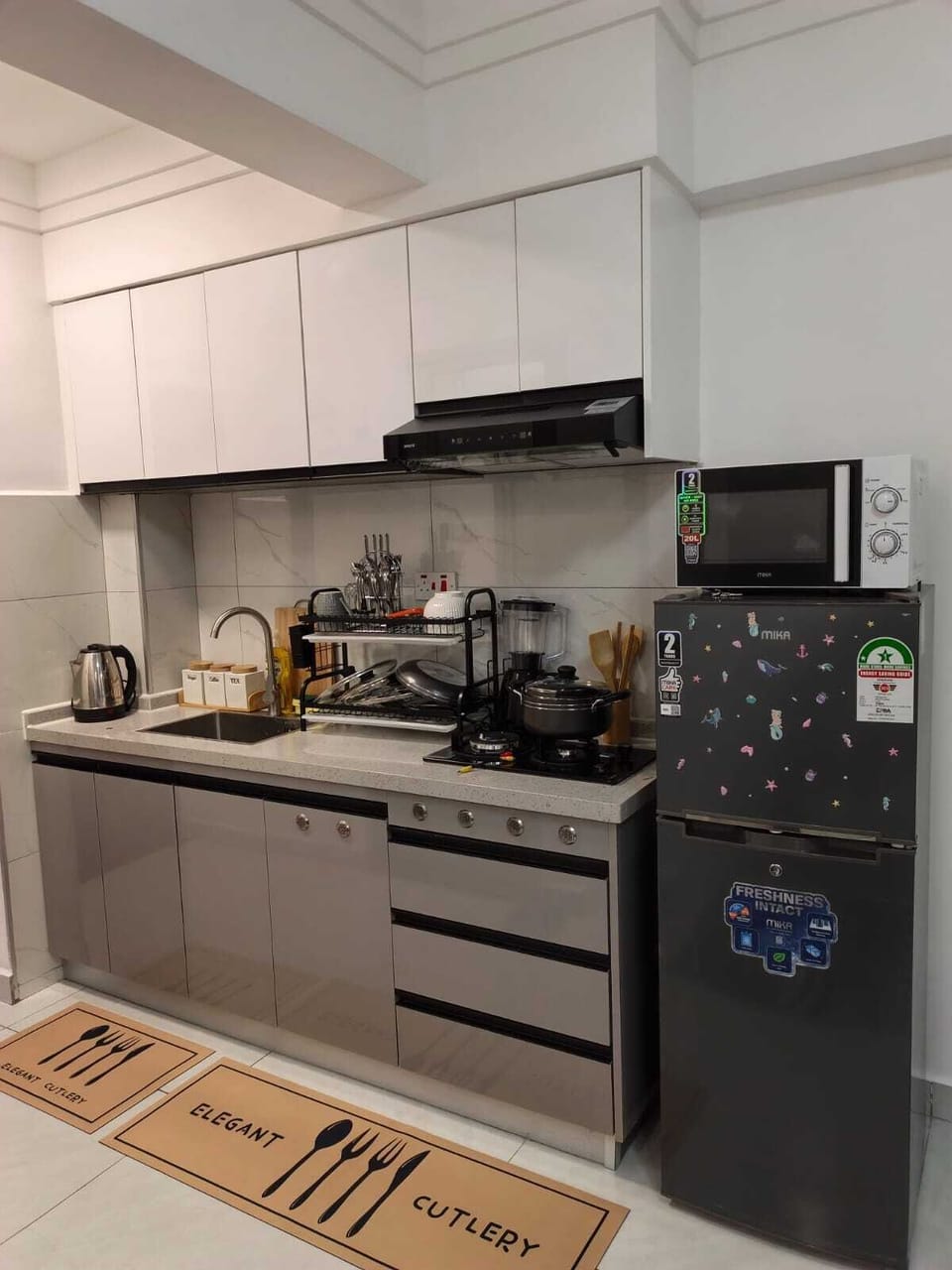 Deluxe Apartment, City View | Private kitchen | Fridge, oven, stovetop, cookware/dishes/utensils