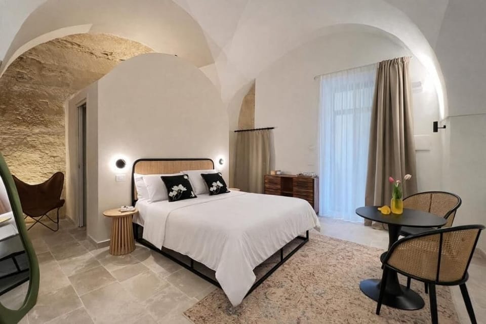 Deluxe Double Room, Courtyard View | Minibar (some free items), blackout drapes, WiFi (free)