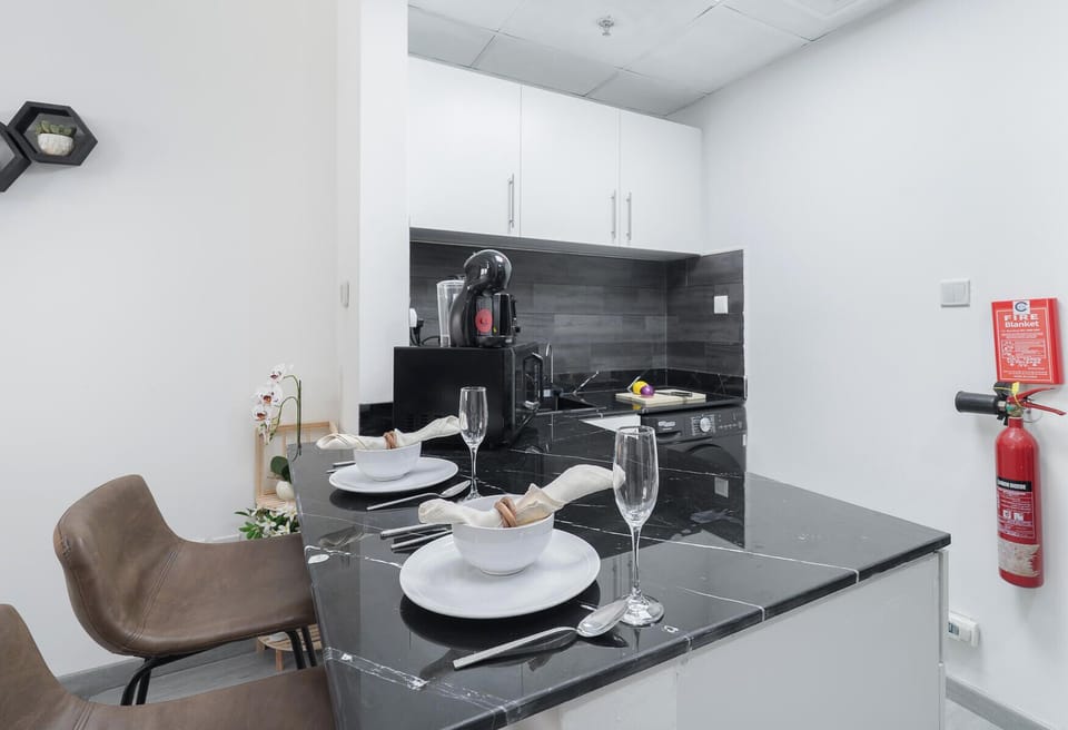 Luxury Studio, Balcony, City View | In-room dining