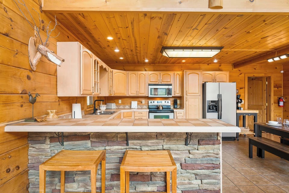Fully equipped kitchen w/ coffee maker & bar seating for 2