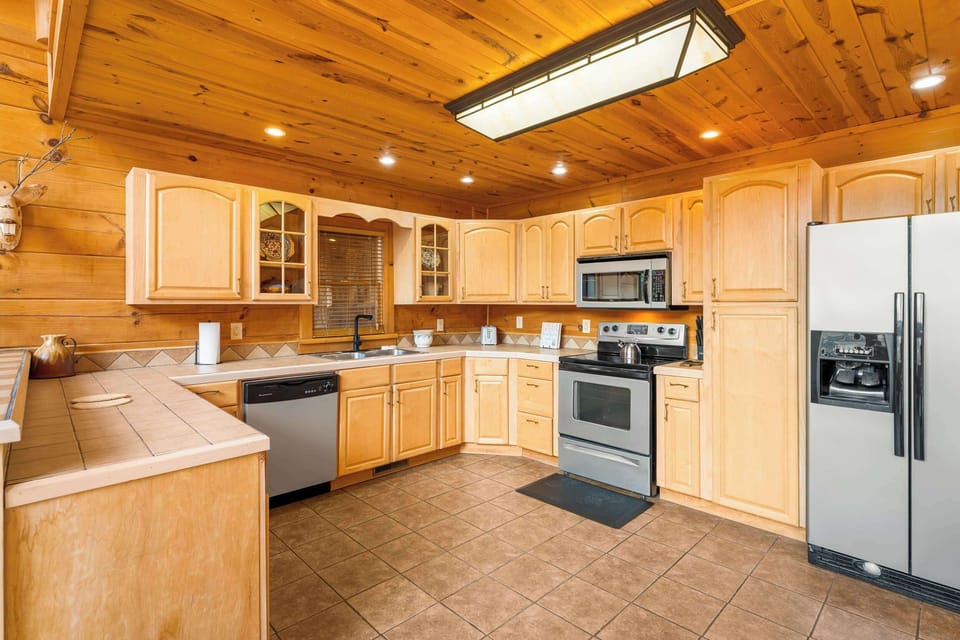 Fully equipped kitchen w/ coffee maker & bar seating for 2