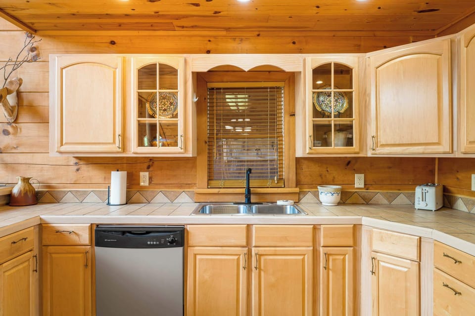 Fully equipped kitchen w/ coffee maker & bar seating for 2
