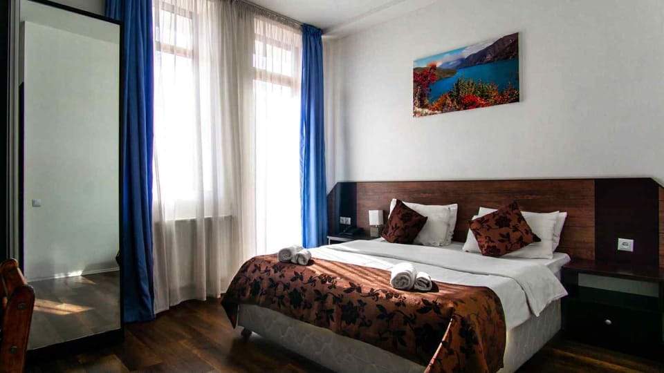 Deluxe Double or Twin Room, Lanai, City View | Egyptian cotton sheets, premium bedding, desk, soundproofing