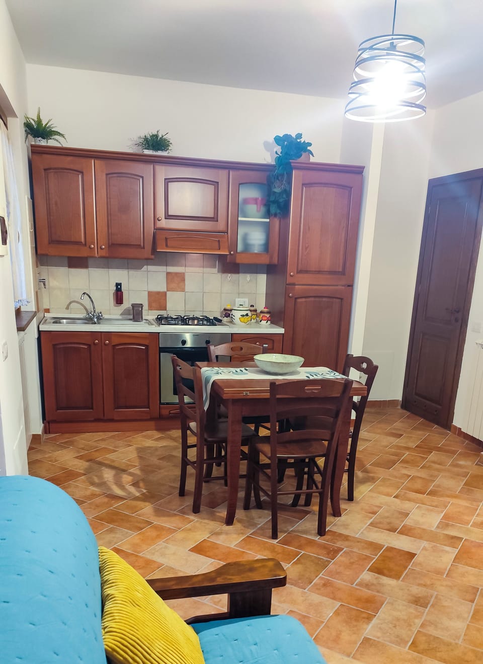 Fridge, oven, stovetop, cookware/dishes/utensils