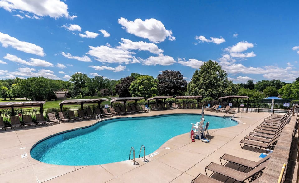 Abbey Springs offers many amenities to it's guests, ranging from arcade games, to indoor and outdoor pools, to weight rooms, and more!