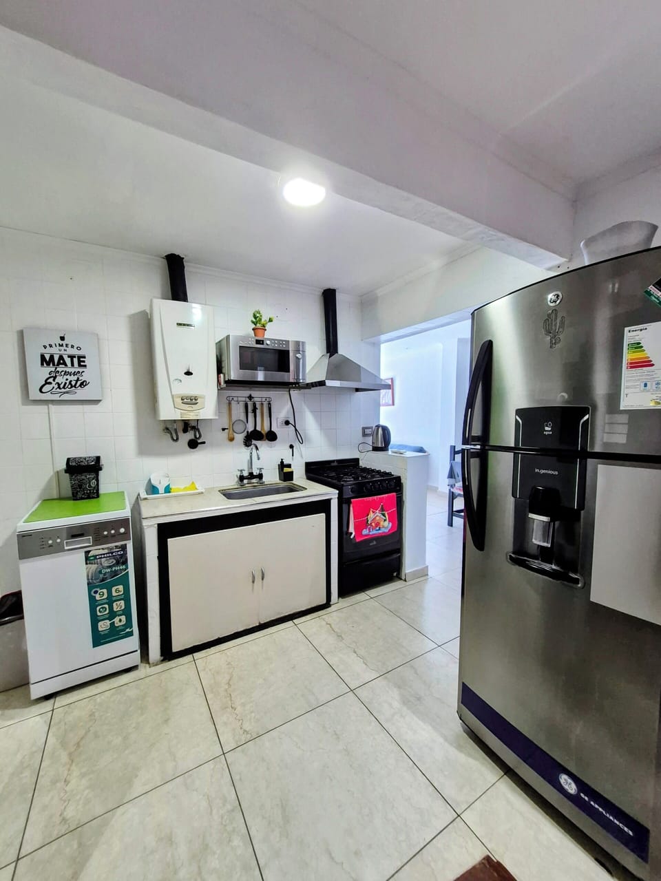 Full-size fridge, microwave, oven, dishwasher