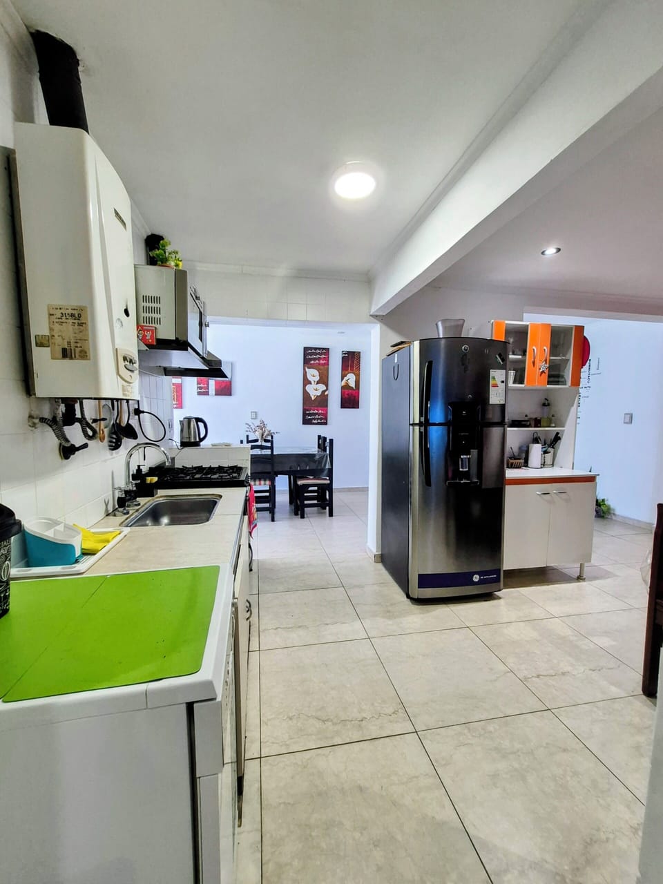 Full-size fridge, microwave, oven, dishwasher