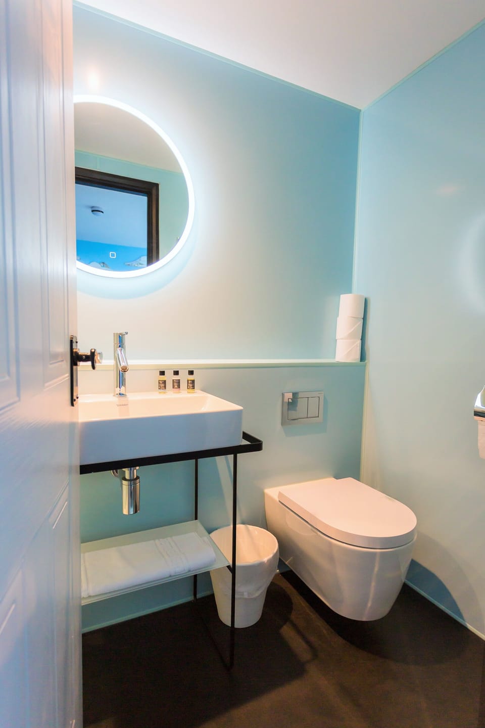 Deluxe Twin Room | Bathroom | Shower, towels, soap, shampoo