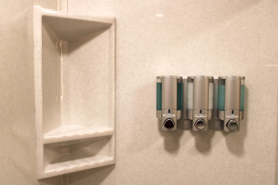 Standard Single Room, 1 King Bed, Non Smoking, Microwave | Bathroom amenities