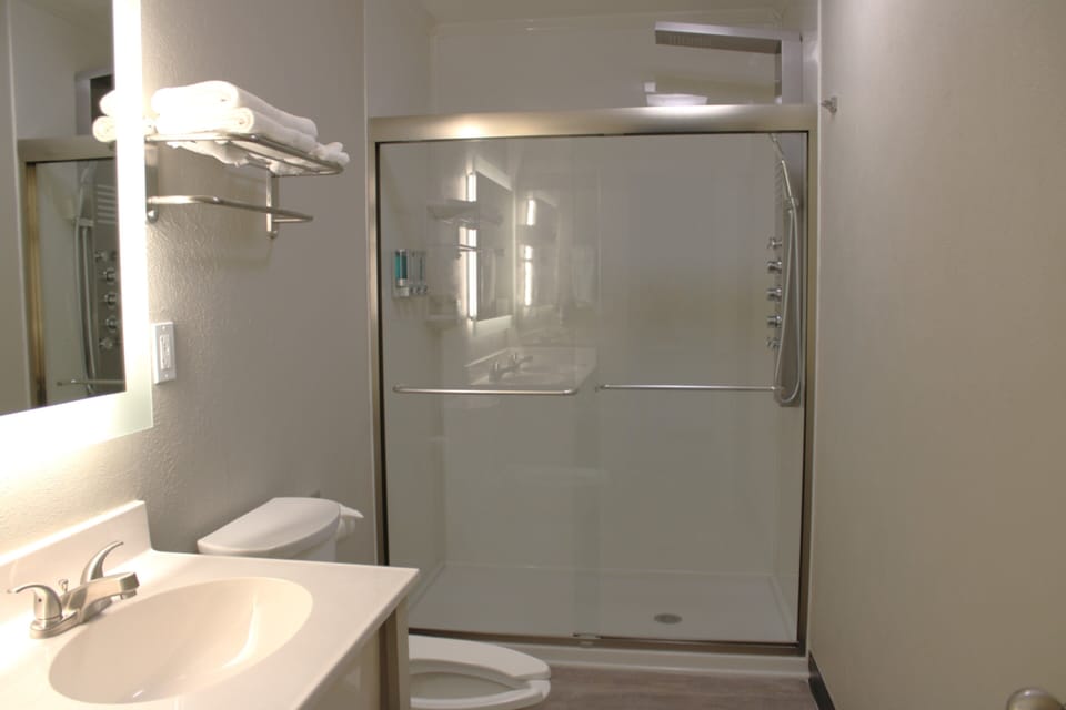 Deluxe Studio Suite, 1 King Bed, Non Smoking, Microwave | Bathroom