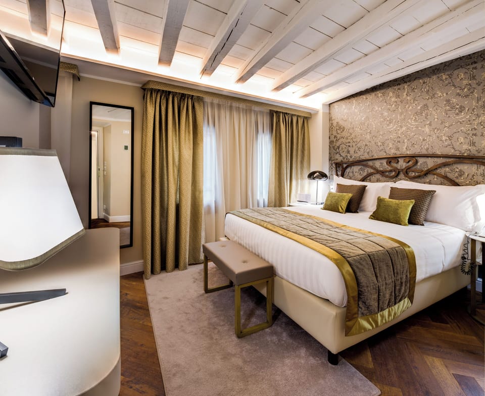 Superior Room, 1 Queen Bed, Non Smoking | Minibar, in-room safe, desk, blackout drapes