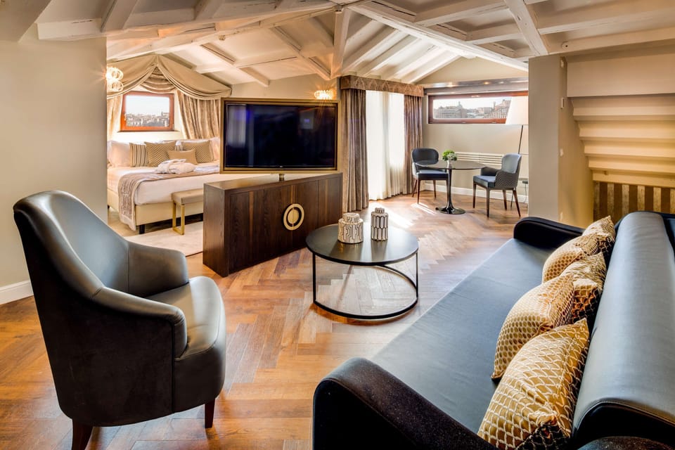 Deluxe Suite | Minibar, in-room safe, desk, blackout drapes