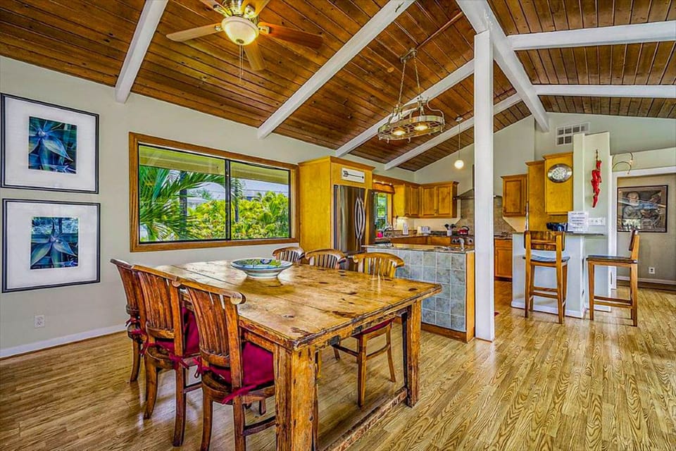 18 Gorgeous dining area and full kitchen behind!