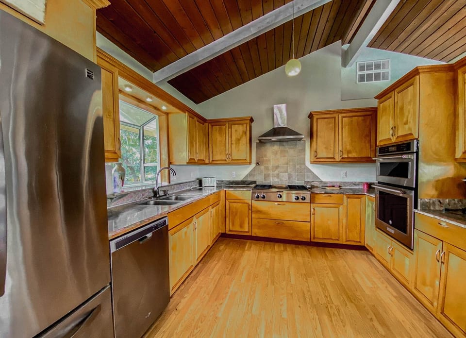 21 Plenty of counter and cabinet space!